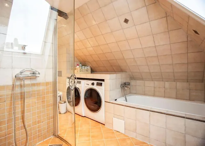 New! Modern Floor In Historic Area! Apartmán