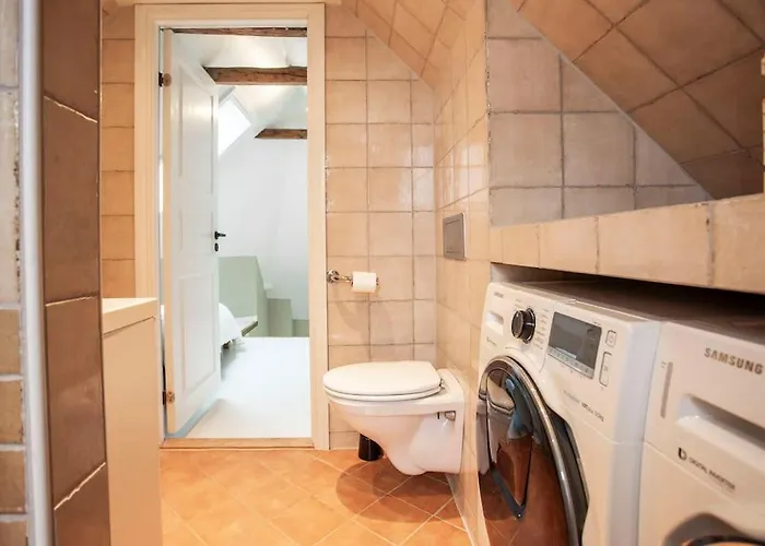 New! Modern Floor In Historic Area! * Bergen