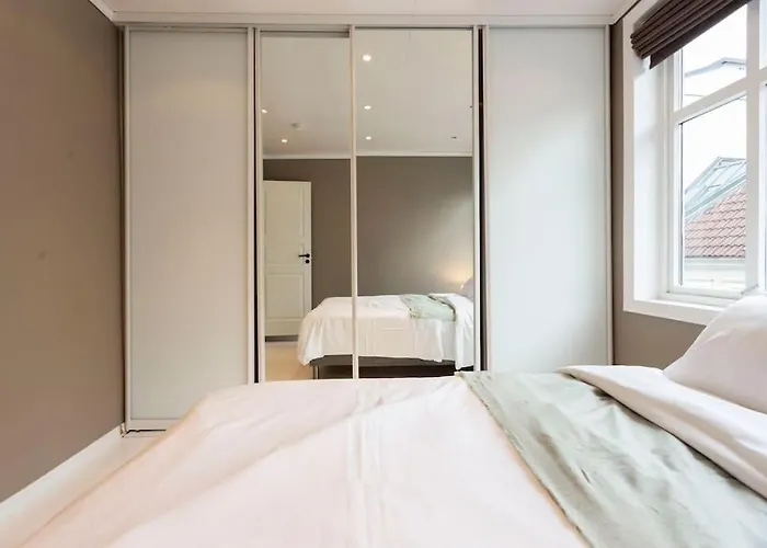 New! Modern Floor In Historic Area! Appartamento